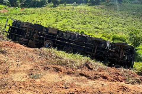 Carreta tomba na BR-116 próximo a Muriaé