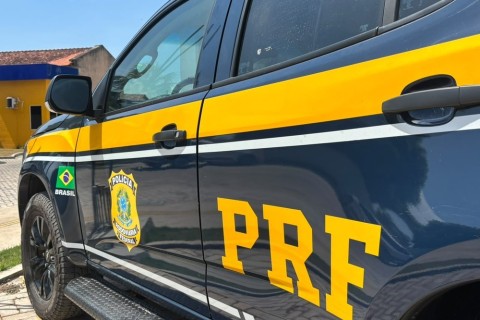 Motociclista morre e garupa fica ferido após moto bater em carro que atravessava a BR-116