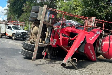 Motorista é ejetado de cabine e sobrevive após batida entre caminhões em Muriaé