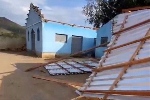 Forte ventania destelha Igreja das Placas no distrito de Ancorado