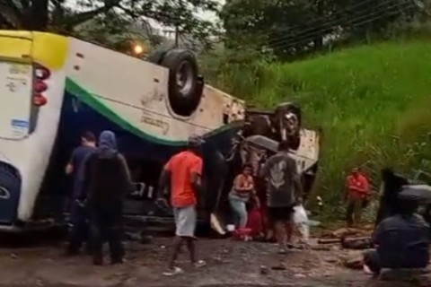 Ônibus capota e deixa 30 feridos na BR-356