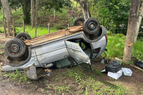 Fiat Uno capota na estrada Muriaé-Mirai