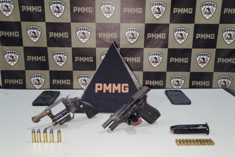 PM prende dois suspeitos por porte ilegal de arma de fogo em Muriaé e apreende duas armas