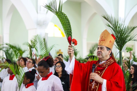 Abertura da Semana Santa reúne multidão e reforça chamado: “É tempo de conversão verdadeira”, disse o bispo