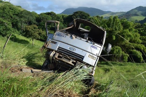 Acidente na Serra de Pirapanema deixa dois feridos, carga espalhada na pista e caminhão destruído