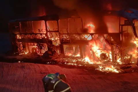 Motorista age rápido e evita o pior ao ver incêndio em ônibus