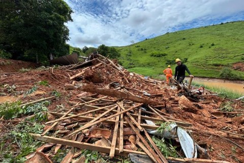 Deslizamento de terra arrasta casa e mata quatro pessoas de uma mesma família  na Pratinha