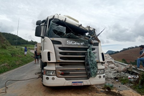 Bitrem tomba carregada de sacos de cimento