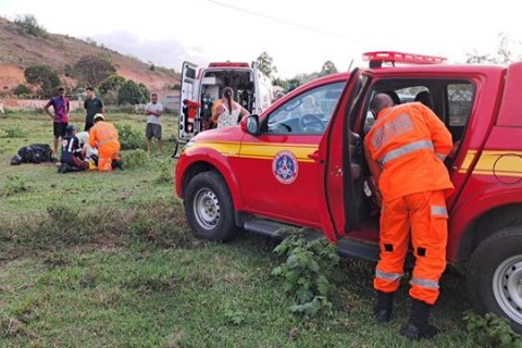 Socorristas do Corpo de Bombeiros e SAMU de Muriaé fazem resgate de vítima de queda de parapente