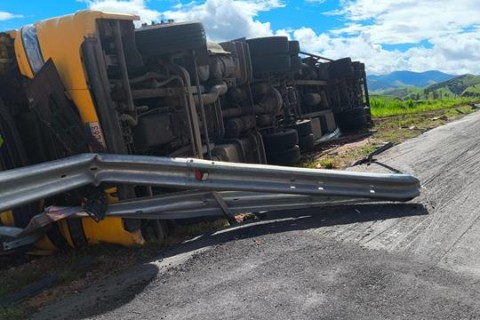 Carreta tomba na BR-116, região do Trevo de Itamuri