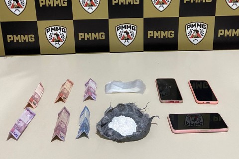 Polícia prende três suspeitos por tráfico de drogas durante abordagem a táxi