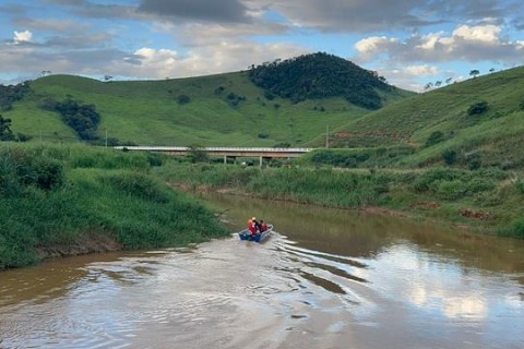 Bombeiros reiniciam as buscas de desaparecido no acidente sobre a Ponte do Rio Glória