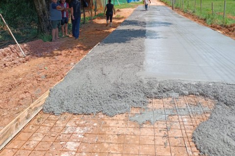 Prefeitura de Muriaé realiza concretagem da via próxima a uma Escola no Distrito de Macuco.
