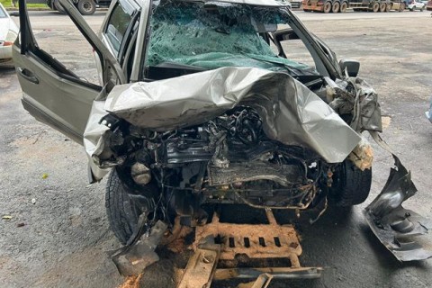 Acidente entre carro e carreta deixa dois mortos em Muriaé