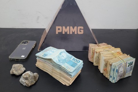 PM apreende grande quantia em dinheiro e drogas no bairro Safira em Muriaé