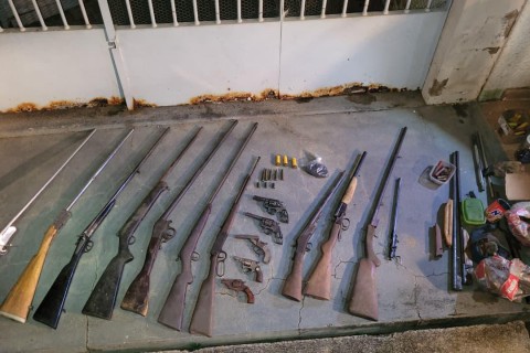 PMMG E PMERJ apreendem arsenal com 16 armas e munições de grosso calibre