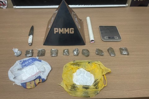 PM localiza drogas escondidas em sofá durante operação em Muriaé