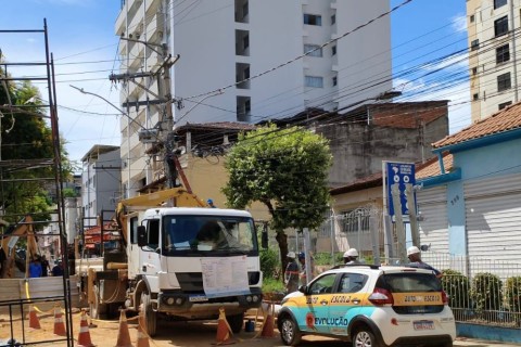 Prefeitura realiza substituição de postes para continuidade da obra de drenagem na Praça do Rosário