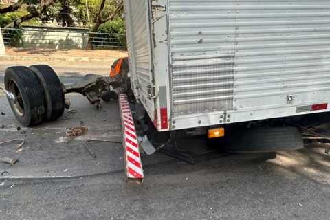 Caminhão solta o eixo traseiro na área urbana da BR-356 em Muraé