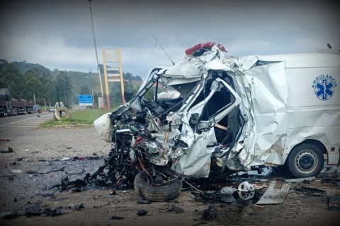 Motorista de ambulância morre em acidente com carreta na BR-116