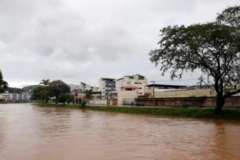 Inmet emite alerta de grande perigo para chuvas intensas na Zona da Mata até sexta