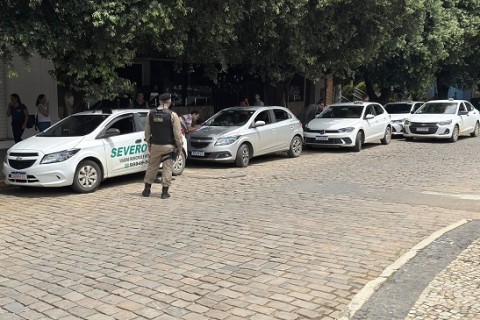 Vistorias realizadas em táxis de Cataguases identificam vários veículos sem taxímetro