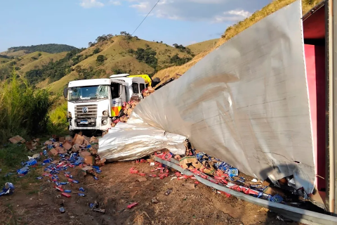 Carreta carregada com biscoitos tomba, atinge caminhão e deixa quatro vítimas na BR-116