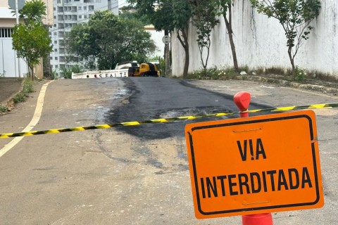 Prefeitura trabalha na recomposição do asfalto da rua Menotti Porcaro
