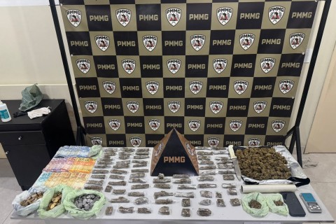PM apreende grande quantidade de drogas e prende autor em Muriaé
