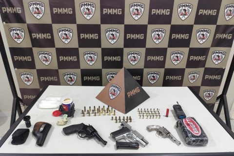 Polícia Militar apreende armas de fogo, munições e barra de cocaína no bairro São Cristóvão em Muriaé