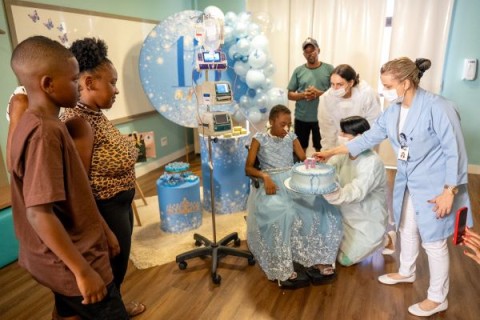 Em cadeira de rodas, adolescente vira princesa por um dia e realiza sonho dos 15 anos dentro do hospital