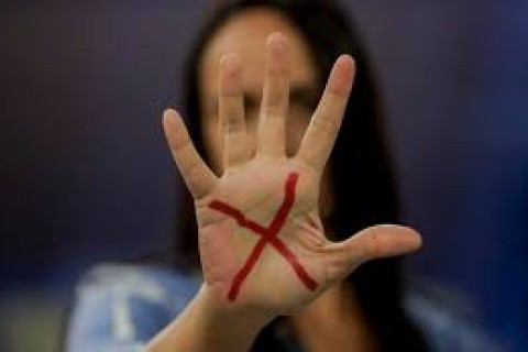 Jovem é agredida dentro de casa após término e ex segue foragido