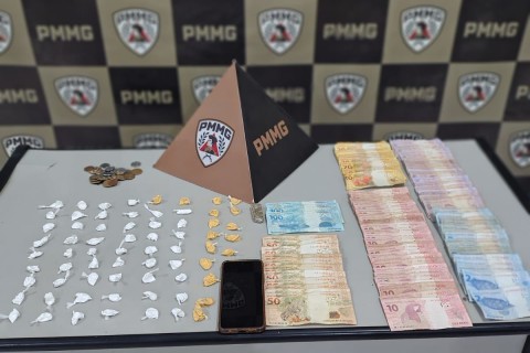 PMMG realiza apreensão de drogas e efetua prisão por tráfico no bairro Aeroporto