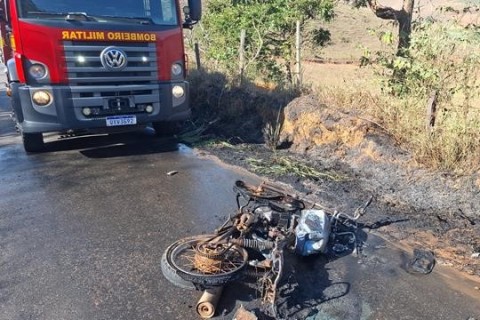 Moto é incendiada durante acidente na Estrada Itamuri-Belisário