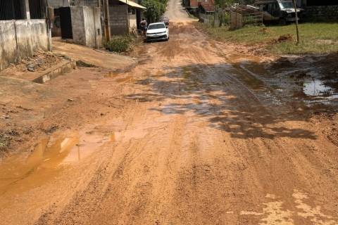 Chuva alaga casas em Itaperuna e Laje do Muriaé; escola também é atingida