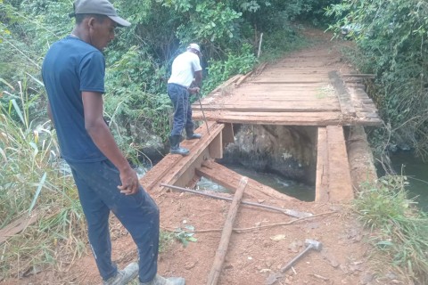 Prefeitura de Muriaé realiza manutenção em ponte rural entre Usina da Fumaça e Santa Rosa