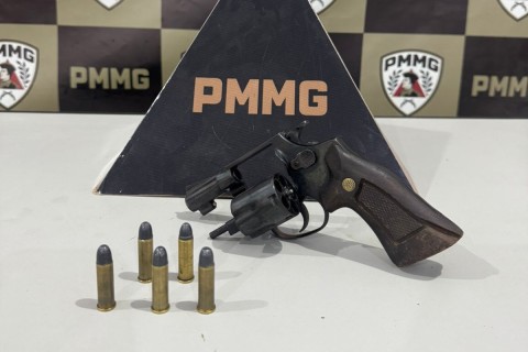 PM apreende arma de fogo e prende suspeito no Inconfidência
