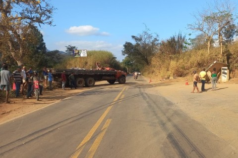 Caminhão desgovernado sai da pista, atinge guarita e deixa três mortos na Estrada Fervedouro /Carangola