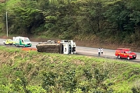 Motorista sai ileso após caminhão tombar na BR-116