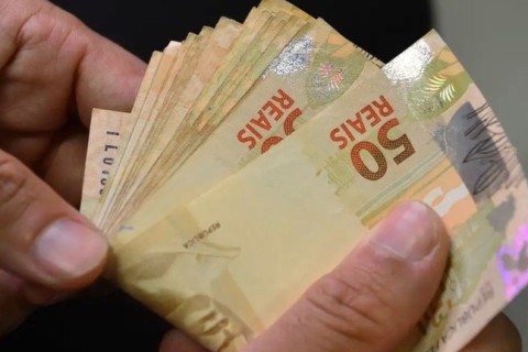 Aposentados e pensionistas do INSS terão o 13° salário antecipado para os meses de abril e maio