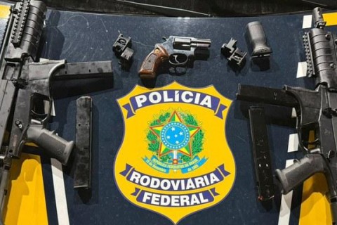 Homem é preso com submetralhadoras e revólver dentro de ônibus em rodovia de Minas