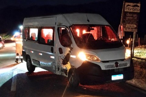 Acidente entre van da Prefeitura de Limeira e carreta na região de Pirapanema