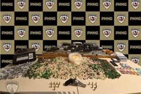 PM apreende mais de 3.500 pinos de cocaína na zona rural de Ubá