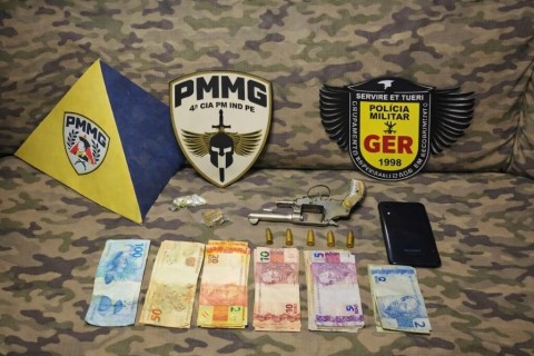 Operação policial prende três, apreende dois adolescentes, além de drogas e armas